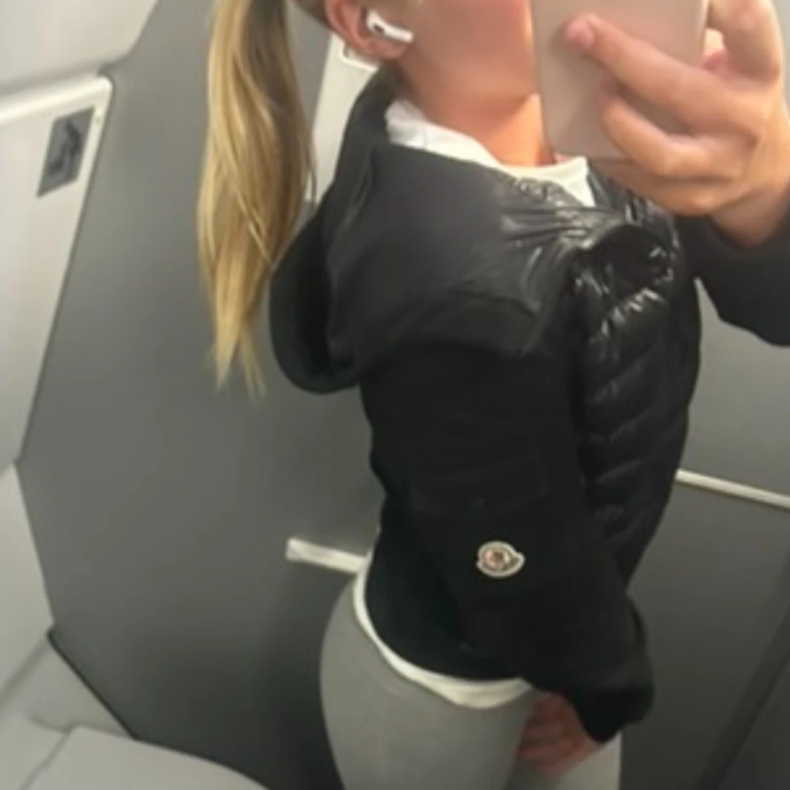 Svart dunjacka från Moncler