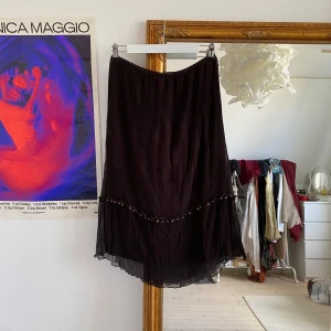 Vintage 100% silk midi kjol  - Med paljetter, 100% silke 🤍 storlek L på lappen men passar med som M, stretchig 