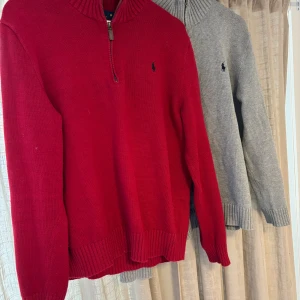 Röd stickad tröja med dragkedja från Ralph Lauren - Säljer en röd och en grå stickad tröja från Ralph Lauren med halv dragkedja och broderad logga på bröstet. Tröjan har lång ärm och ribbade muddar vid ärmslut. Jag säljer tröjorna eftersom jag har växt ur dom, är 186 och 84kg. Tröjorna är medium. 10% om du köper båda