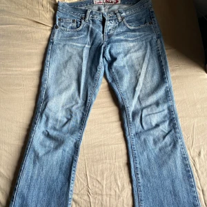 Ljusblå bootcut - Suuper fina jeans från New Look, det står ingen storlek men skulle gissa XS-S kanske. Midjemåttet är 40cm, bra i längden för 160cm. Köpe av någon annan på plick men säljer för att dom inte riktigt passar ‼️De två sista bilderna är inte mina‼️Det är inga skador eller liknande, har använt fåtal gånger.