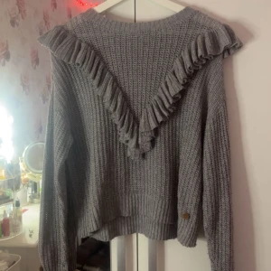 Grå stickad tröja med volang - Från cubus tror jag fint skick strl 145/152 passar XS-S💗