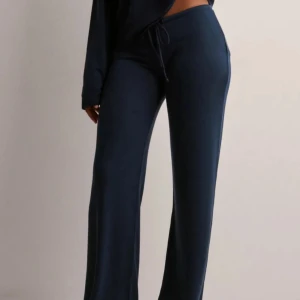 Mörkblå mjukisbyxor från Nelly - Mörkblå mjukisbyxor från Nelly med normal passform och raka ben. Knappt använda. Kom med prisförslag.