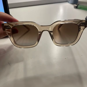 Beige solglasögon från CHIMI - I princip helt nya solglasögon från CHIMI  färgen ecru. Byter gärna till ett par grey eller ecru i största sizen. Hör gärna av dig om du har mer frågor❤️ toppenskick