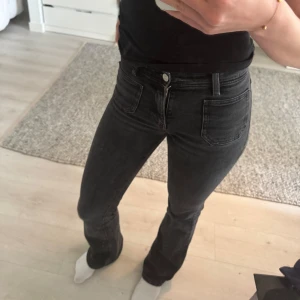 Svarta bootcut jeans - Jötte fina svarta jeans har änvänt några gånger så dom är lite urtvättade, men jötte bra skick!!🥰🥰