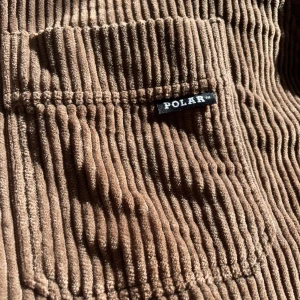 Overshirt från Polar Skate - Ny och oanvänd overshirt från det svenska skatemärket Polar Skate. Passade inte mig i storleken och därför säljer jag den nu så att den kan komma till användning! Den är väldigt skön och det stör mig att jag inte själv har kunnat använda den. Nypris 1200 kronor.