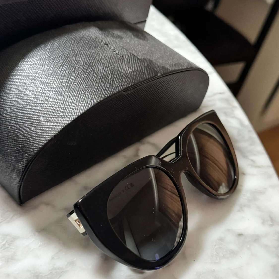 Svarta cat-eye solglasögon från Prada