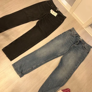 Mid straight jeans Zara  - Säljer dessa trendiga jeans från Zara mid straight jeans. Blå i storlek 42 och svarta i storlek 40 250 styck 450 för båda. 