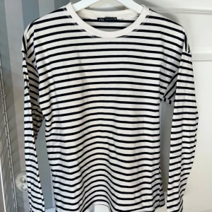 Randig tröja - Randig långärmad tröja från Zara