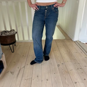 mörkblå jeans  - säljer dessa mörkblå jeans från asos, dem är väldigt bra skick då jag använt de fåtal gånger, köpa för 699kr säljer för 299kr, hör av dig vid intresse, pris kan diskuteras!!!🌸🌸🩷🩷✌️✌️