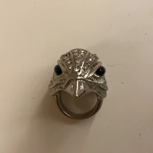 Snygg ring.  - En snygg fågel ring med fina detaljer!