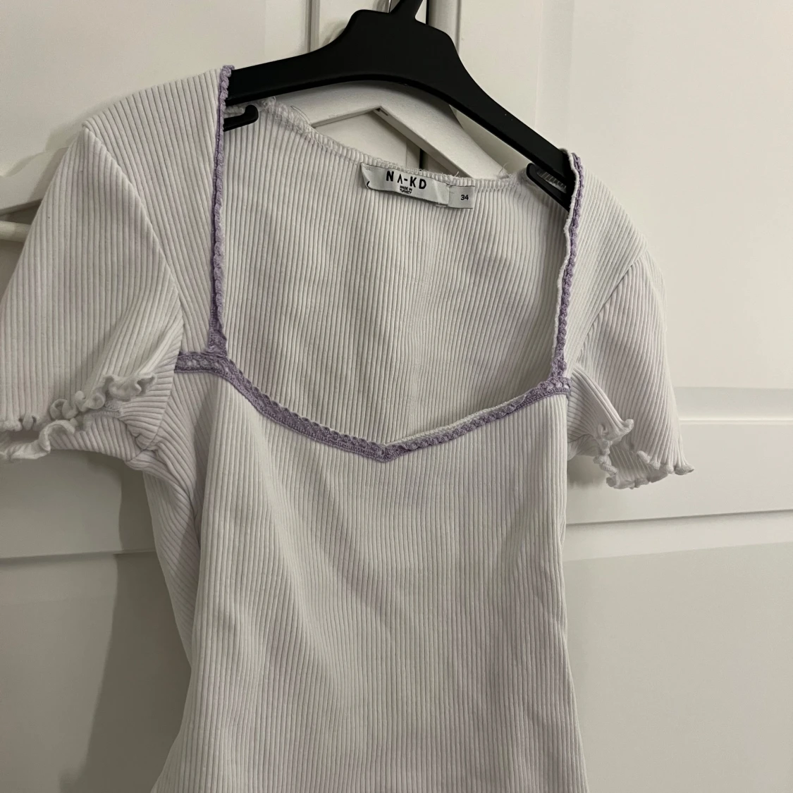 Vit ribbad topp med lila kant från NA-KD - 1