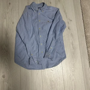 Ralph louren skjorta 🤠(OBS, inte strykt)  - Jättefin Ralph louren skjorta, fin nu till sommaren! Skjortan är i fint skick, inga defekter eller hål. På bilden kanske den ser skrynklig ut men d pågrund av strykningen (den är alltså inte strykt) nypris ligger runt 1500 i ungdomstroleken. Skjortan passar upp till storlek S. Hör av er vid eventuella frågor eller för mer bilder. Mvh Liam 🤩