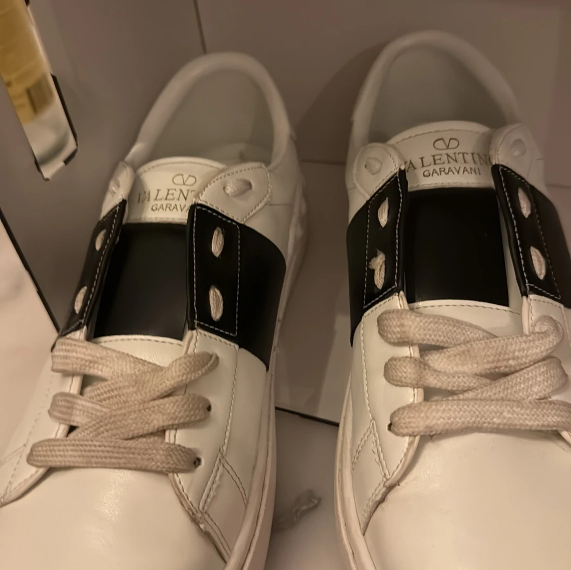 Valentino Garavani vita sneakers med svart detalj - 3