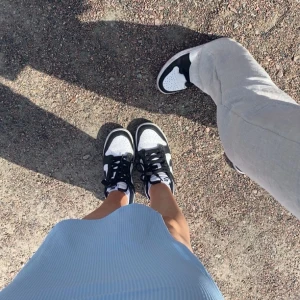 Nike Dunk Low svartvita sneakers - Säljer ett par Nike Dunk Low sneakers i svart och vitt, som passar till allt. 