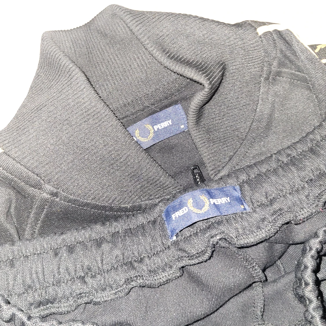 Svart tracksuit från Fred Perry med gulddetaljer - 3