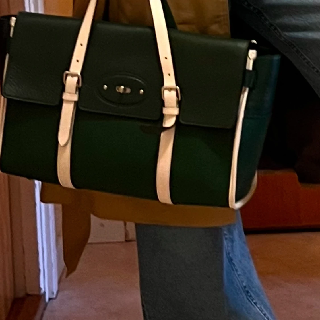 Grön och vit handväska med detaljer - 3