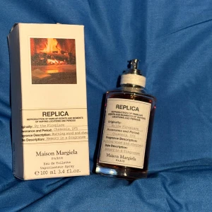 Maison Margiela By The Fireplace - “By the Fireplace” är en varm, rökig och söt doft som påminner om doften av brinnande ved och rostade kastanjer. Parfymen är knappt använd och skulle påstå att ungefär 90-95 ml finns kvar i flaskan. Den är köpt från kicks för 1200kr på rabatt (nypris 1600kr) digitalt kvitto finns för de som undrar. Pris kan diskuteras 