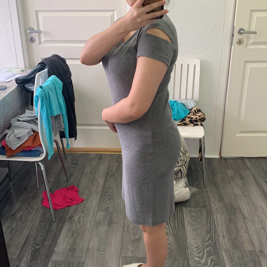 Grå tight klänning med cut out-detaljer - 2