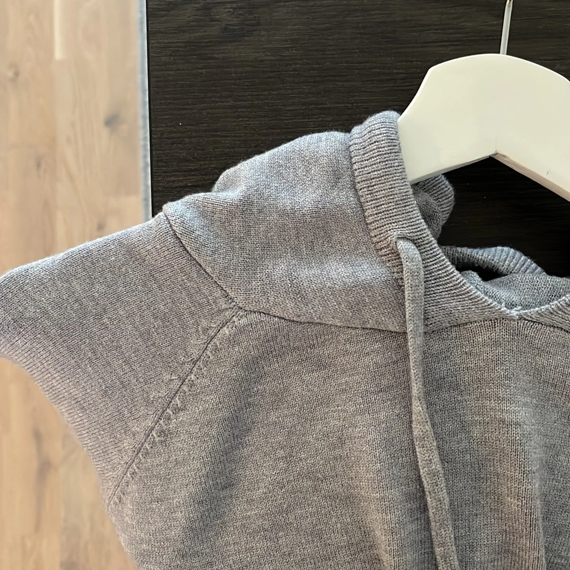 Grå stickad hoodie - 2