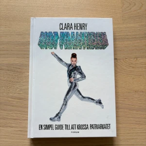 Bok: Mot framtiden - Boken 'Mot framtiden' av Clara Henry är en guide till feminism och jämställdhet. Den tar upp historiska feminister, protester och maktstrukturer, och är rikt illustrerad. Perfekt för dig som vill förstå och utmana patriarkatet på ett lättillgängligt sätt.