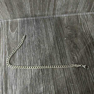 Silverfärgat armband med kedjelänk - Stilrent armband i silverfärg med klassisk kedjelänk och karbinlås. Perfekt för dig som gillar enkel och tidlös design. Passar till både vardagliga och mer uppklädda tillfällen.