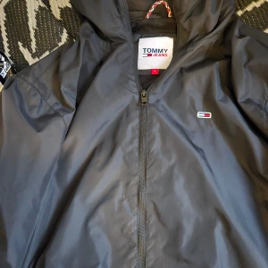 Hilfiger vårjacka vindtät tommy sport lätt fodrad sommarjacka - Hilfiger stl.M/L fint skick normal passform använd fåtal gånger.