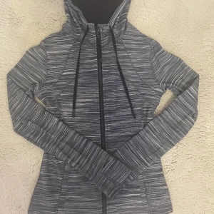 Lululemon jacka - Säljes då den knappt används. Bra skick! Pris går att diskutera.