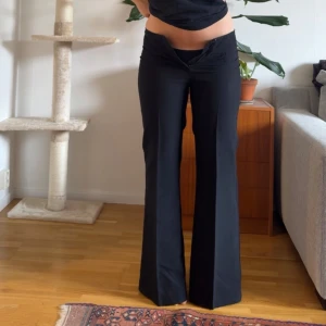 Utsvängda kostymbyxor  - Helt perfekta utsvängda kostymbyxor. Passar en xs. Midjemåttet rakt över är ca 37cm och innerbenslängden är ca 80cm.