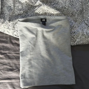 Ljusgrå långärmad tröja från H&M - Säljer en enkel och stilren ljusgrå kjol ifrån HM. Superfin kjol till sommaren!!❣️❣️ Storlek S!!❣️❣️