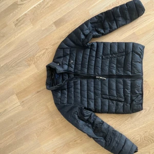 Gant vårjacka svart - Jag säljer en Gant vårjacka i storleken 176 cm. Den användes senast för flera år sen eftersom jag har vuxit ur jackan. Men jag har hållit den i bra skick. Vid snabb affär kan priset diskuteras. 