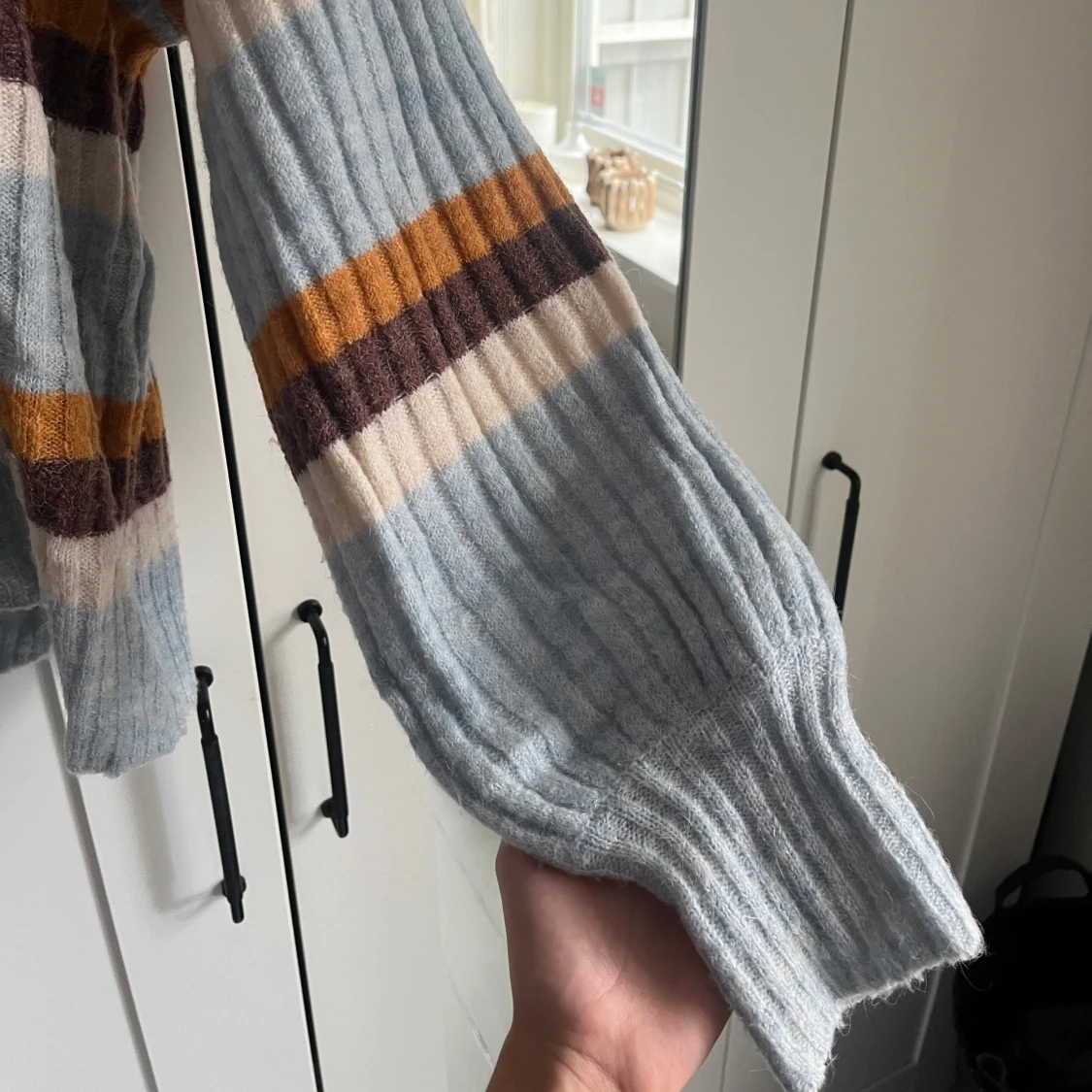 Randig ribbad stickad tröja i pastellblått från Ichi - 2