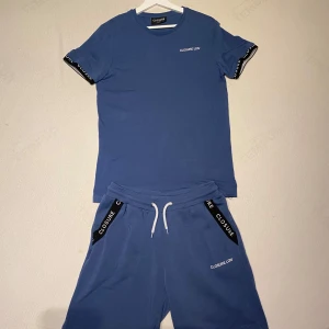 Closure London tracksuit - Closure London tracksuit I bra skick. Både Båda shortsen och t shirt är storlek M. Inga hål eller andra övriga defekter. Passar extremt bra till sommar. 