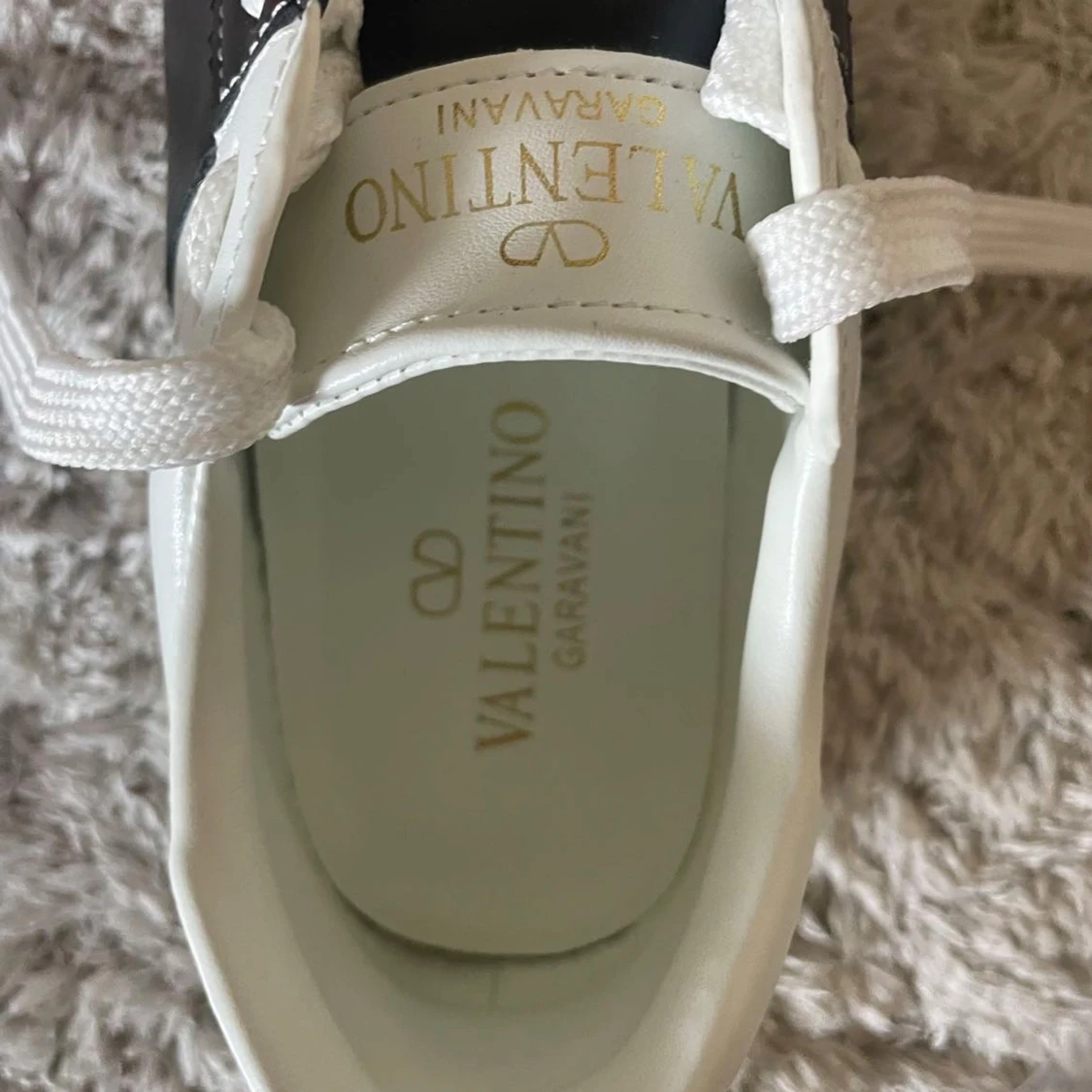 Valentino Garavani sneakers med svart detalj - 1