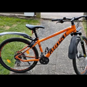 Svart herrcykel från Crescent, Ghost Kato, Trek , damcykel  - Säljer en svart herrcykel från Crescent med klassisk ram och smala däck. Cykeln har stänkskärmar, pakethållare och stöd. Perfekt för stadscykling och pendling. 500 kr Även Ghost moutenbike 2000kr, Trek cykel 26 tum 500kr och ordentlig damcykel 28tum 2000kr