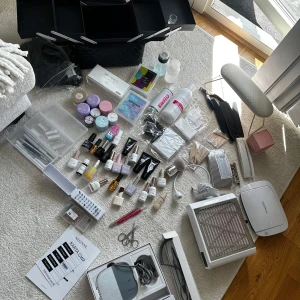 Gelé naglar set allt  - Allt som du behöver att göra gelé naglar. Allt på bilden ingår, allt är som nytt. Använd bara några gånger. Mer info priv