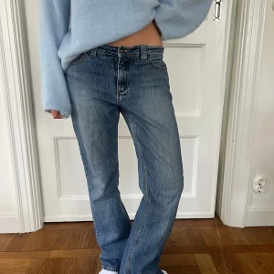 Blå bootcut jeans - Snygga lågmidjade jeans 