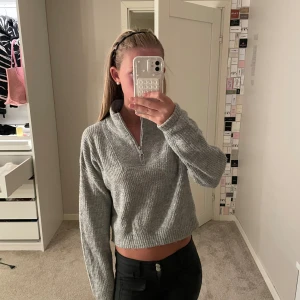 Grå stickad zip - Är i bra skick trots mycket andvändning💗(barnstorlek)