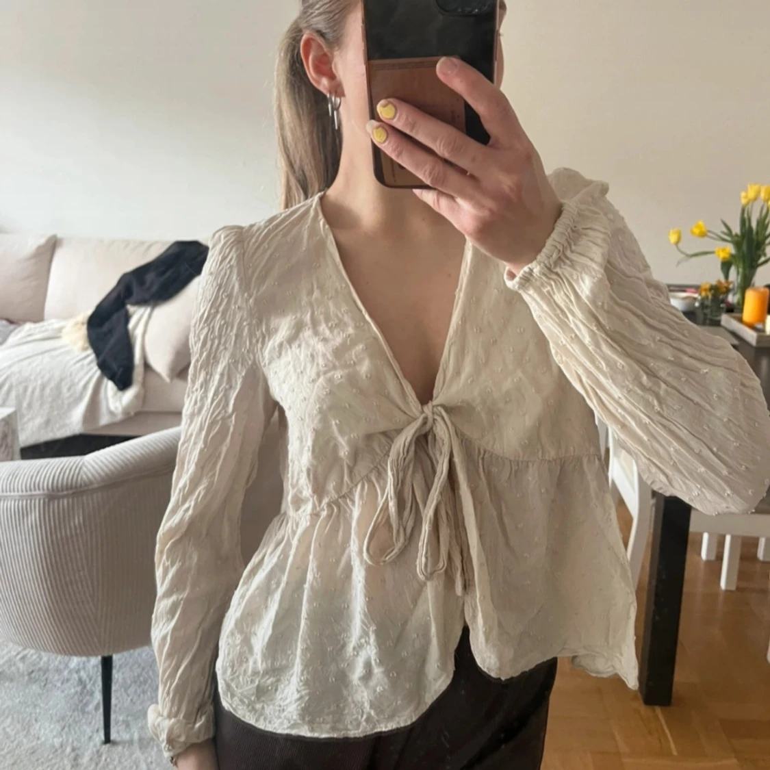 Krämvit blus med knyt från VILA