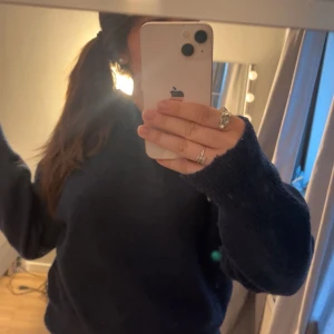 Mörkblå stickad hoodie - Mysig mörkblå stickad hoodie med långa ärmar och luva, köpt på gina Young storlek 170 men passar S och M
