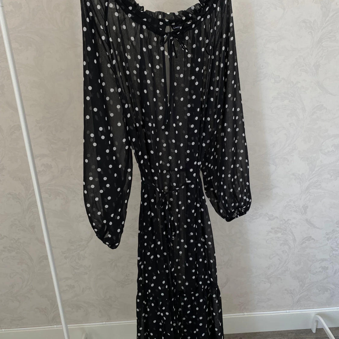 Svart prickig långklänning från Lindex - 1