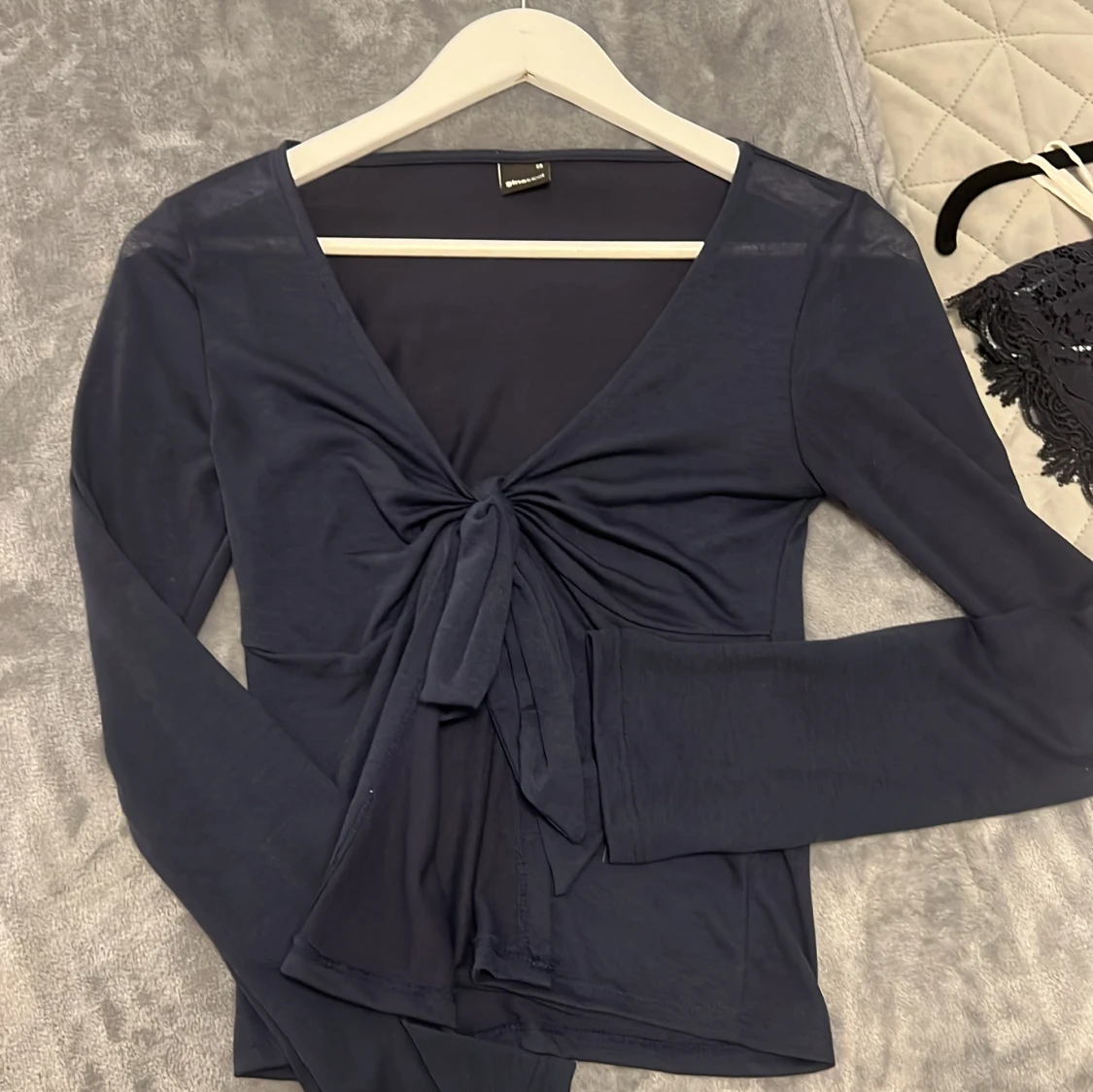 Mörkblå långärmad topp med knyt från Gina Tricot - 1