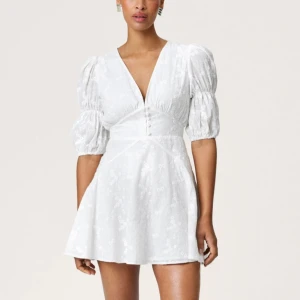 Adoore klänning  - Vit klänning från Adoore! Perfekt till skolavslutningen eller studenten, endast använd en gång! 