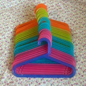 Klädgaljar  Olika färger  - Jag säljer ett par nästan helt oanvända klädgaljar i olika färger, de passar perfekt för sortering i garderoben! Totalt är de 25 st. För alla kostar det 40 kr. Finns en liten fläck under klädgaljorna men absolut inget man tänker på, har dock ändå infogat en bild på fläcken. 