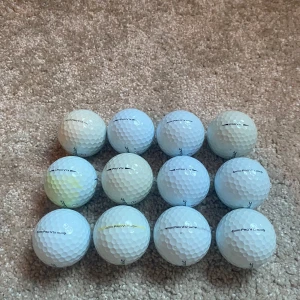 Titleist PRO V1x A klass - 12 st fina Titleist PRO V1x i helt nytt skick. Det är nån boll som har någon repa annars ser de ut som bollen på bild 2! Pristet är diskuterbart. Hör av er vid frågor eller funderingar! 