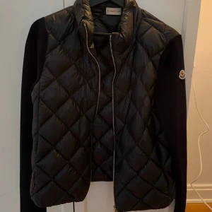 Moncler cardigan  - Säljer min marinblåa cardigan från moncler den är inköpt i butiken i Stockholm, kvitto finns och är knappt använd 
