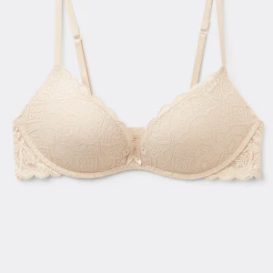 Beige spets-bh från Intimissimi - Säljer en beige bh från Intimissimi med vacker spets och justerbara axelband. Bh:n har vadderade kupor.