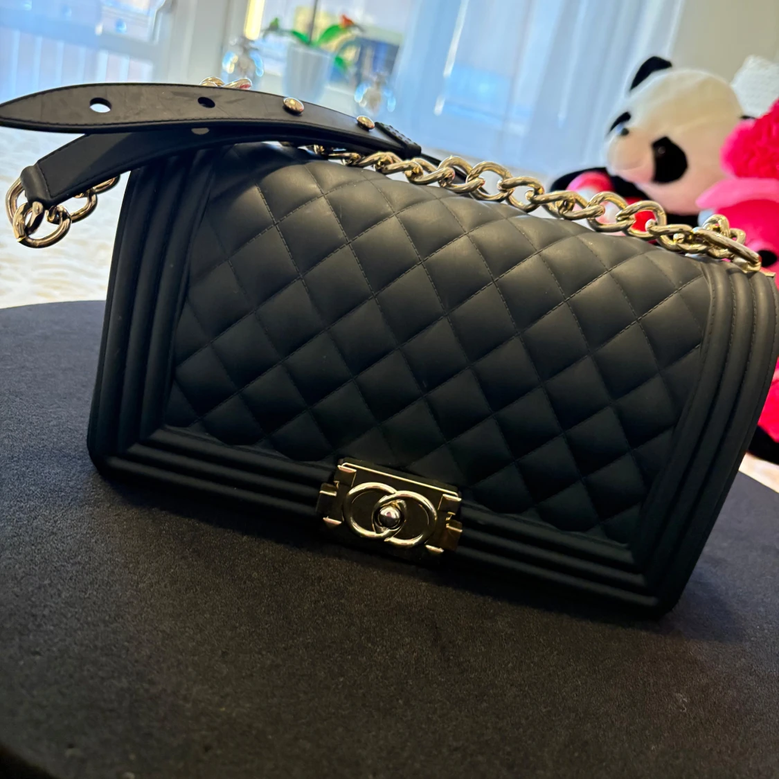 Svart quiltad axelväska. - 1