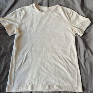 Vit basic t-shirt - En klassisk vit t-shirt.. Perfekt att matcha med jeans eller shorts för en enkel och clean look. Passar för xxs-s. 