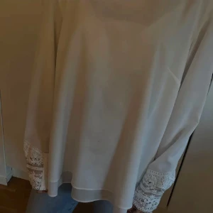 Blus - Vit snygg blus! Knappt ancänd.