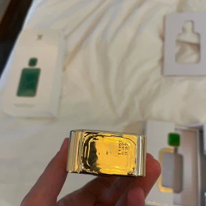 Zumorod Arabian Oud 100ml - Säljer en exklusiv parfym från Arabian Oud Zumorod. Flaskan är grön med gulddetaljer och har en modern, geometrisk design. Kommer i originalförpackning. Doften är elegant och passar dig som gillar lyxiga och unika parfymer.